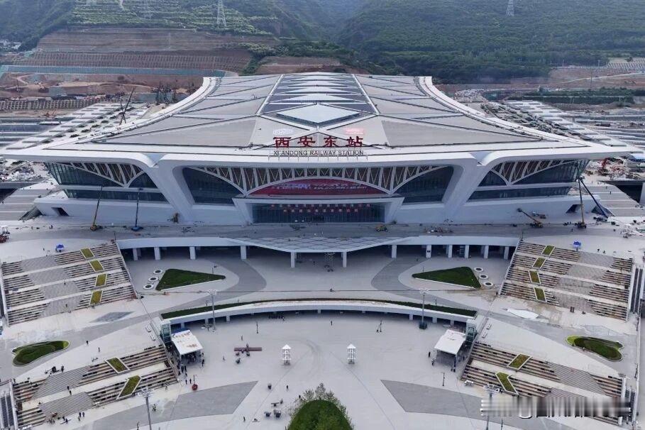 西安东站装修全部完工，马上就要开通运营，配套四条地铁（仅五号线运营，其它规划中）