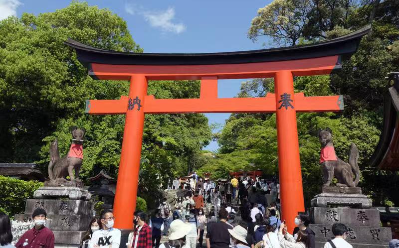 这几天网上吵翻天了。大陆突然提醒大家暂时别去日本旅游，结果台湾网友在网上炸锅了，