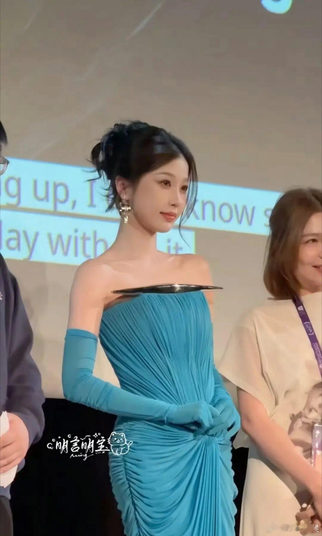 虞书欣现在不得了这么美的吗