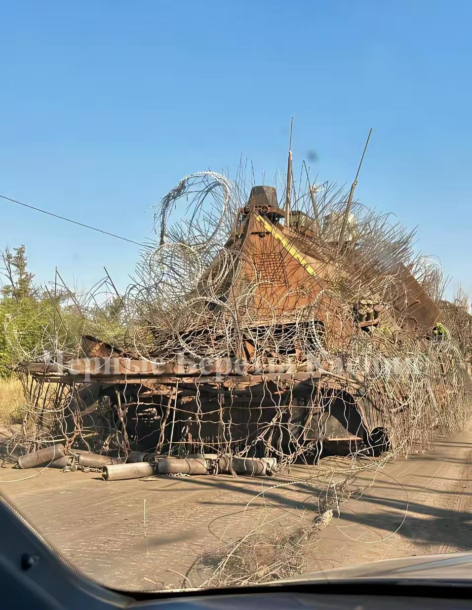 俄式坦克变身“钢铁刺猬”!无人机来了也不怕,活脱脱现实版《疯狂的麦克斯》以