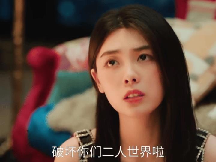 《许我耀眼》最新预告，沈浩明撇下约好的许妍去见了别的女人还是在许妍生日这天，这