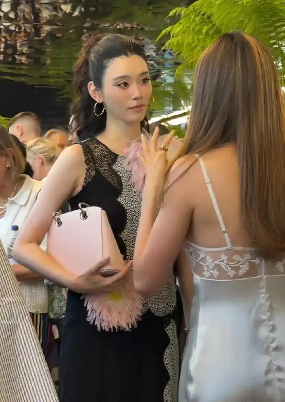 看了奚梦瑶的一个小动作，才懂豪门媳妇的段位真不是盖的。可你要是真扒过她这几年的轨