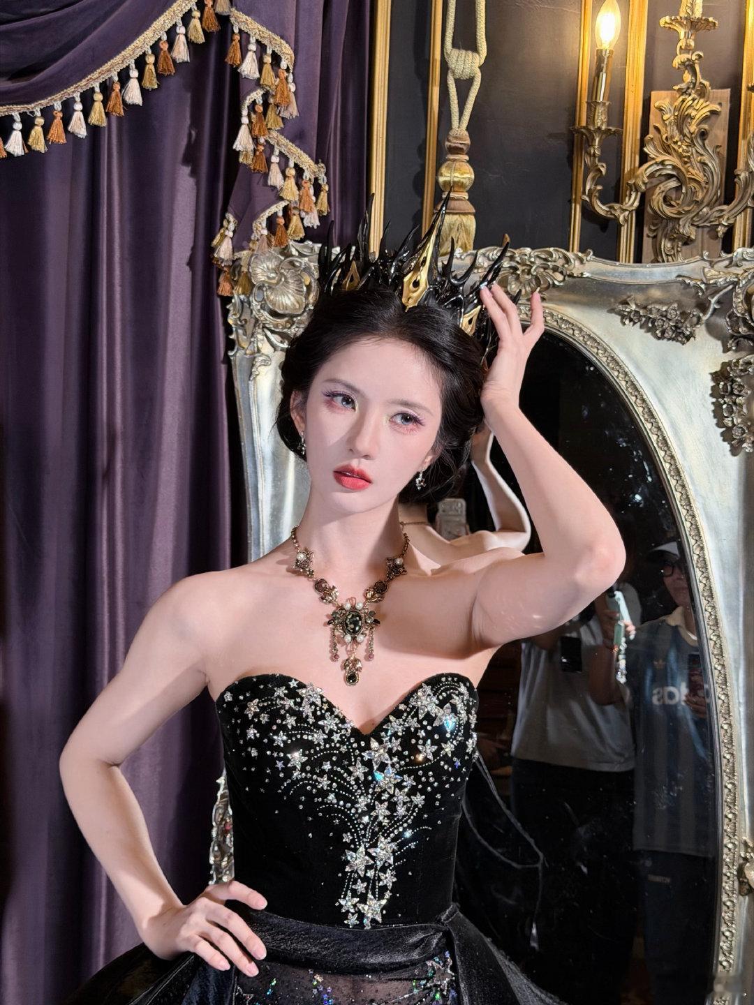 刘些宁cos毒皇后刘些宁红唇暗黑抹胸裙后妈茶话会集合！刘些宁港迪毒皇后造型，暗黑
