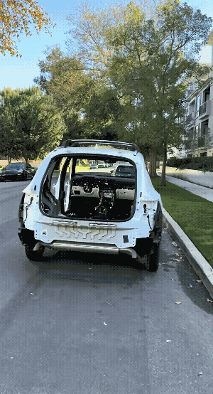 美国偷车贼手法太专业，车主看着车况，头皮都麻了，现场就像是生产车间中没有装配的车