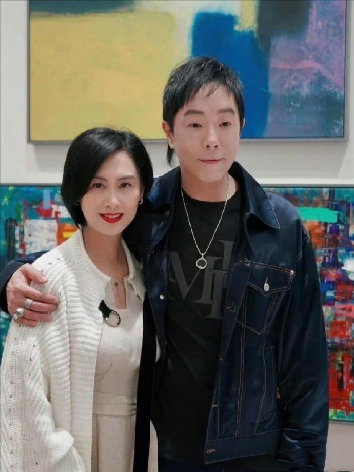 朱茵的老公黄贯中这是医美了吗？有点女相了，连眉毛也纹了