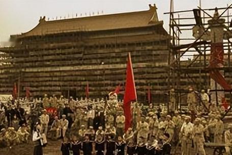 1969年末，中央打算拆掉天安门广场再重新建设，然而在施工的时候，工人们在旧天安