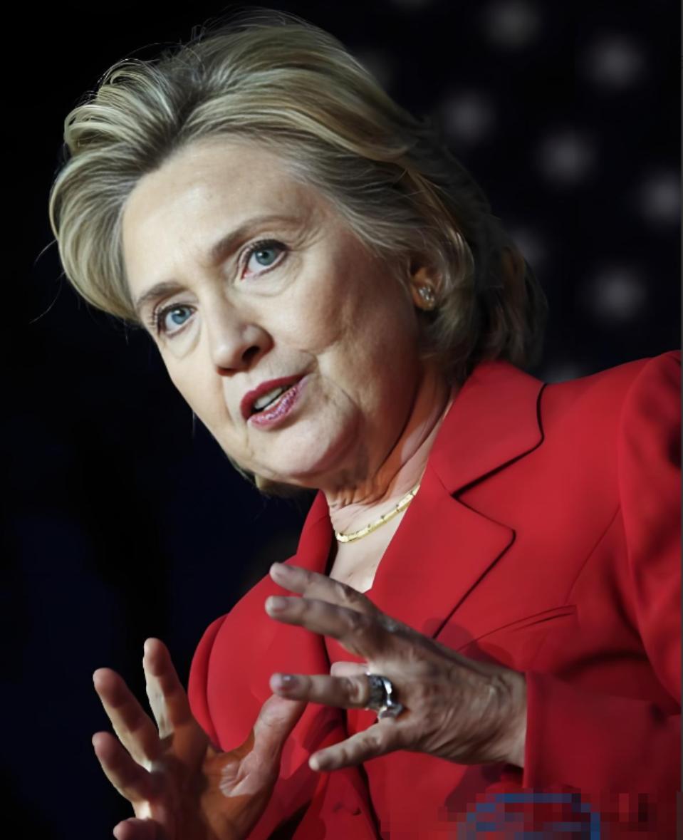 希拉里罕见发声！最近美国政坛可太热闹了，前国务卿希拉里·克林顿难得打破沉寂，