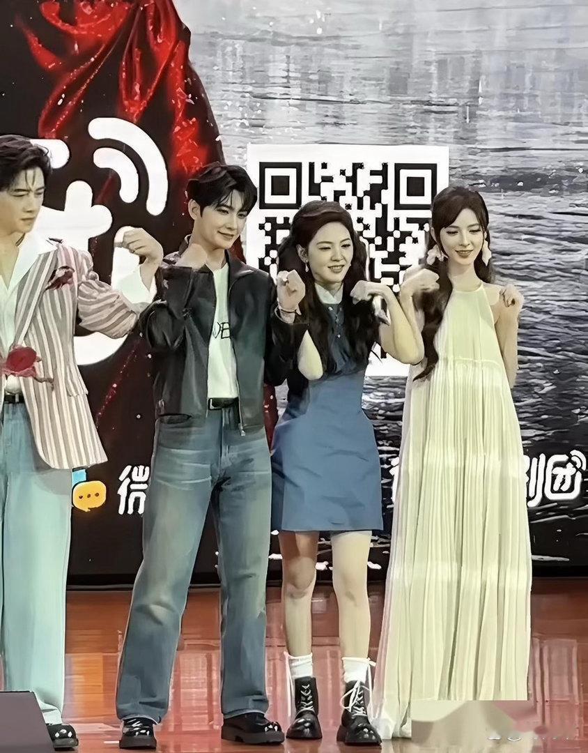 两个身高只﻿差2cm‏‌的小﻿花同框，‍‎‍愣是拍‏‌出了差半头‌‍的效果‏⁠。‍⁠‏章若楠单看‎是