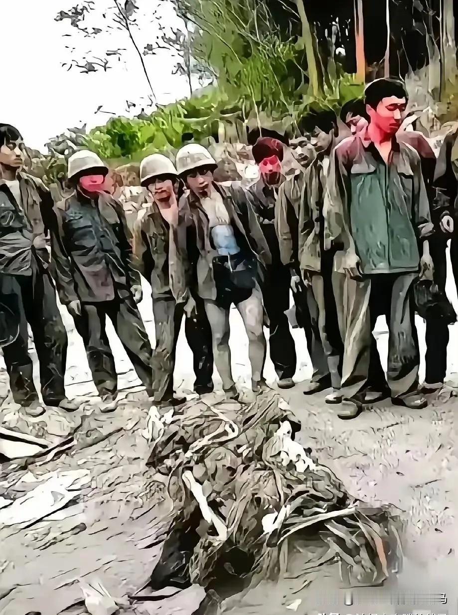 这是一张在老山战役中，某部刚从阵地抢运下来的一位烈士遗体的照片。照片中的这