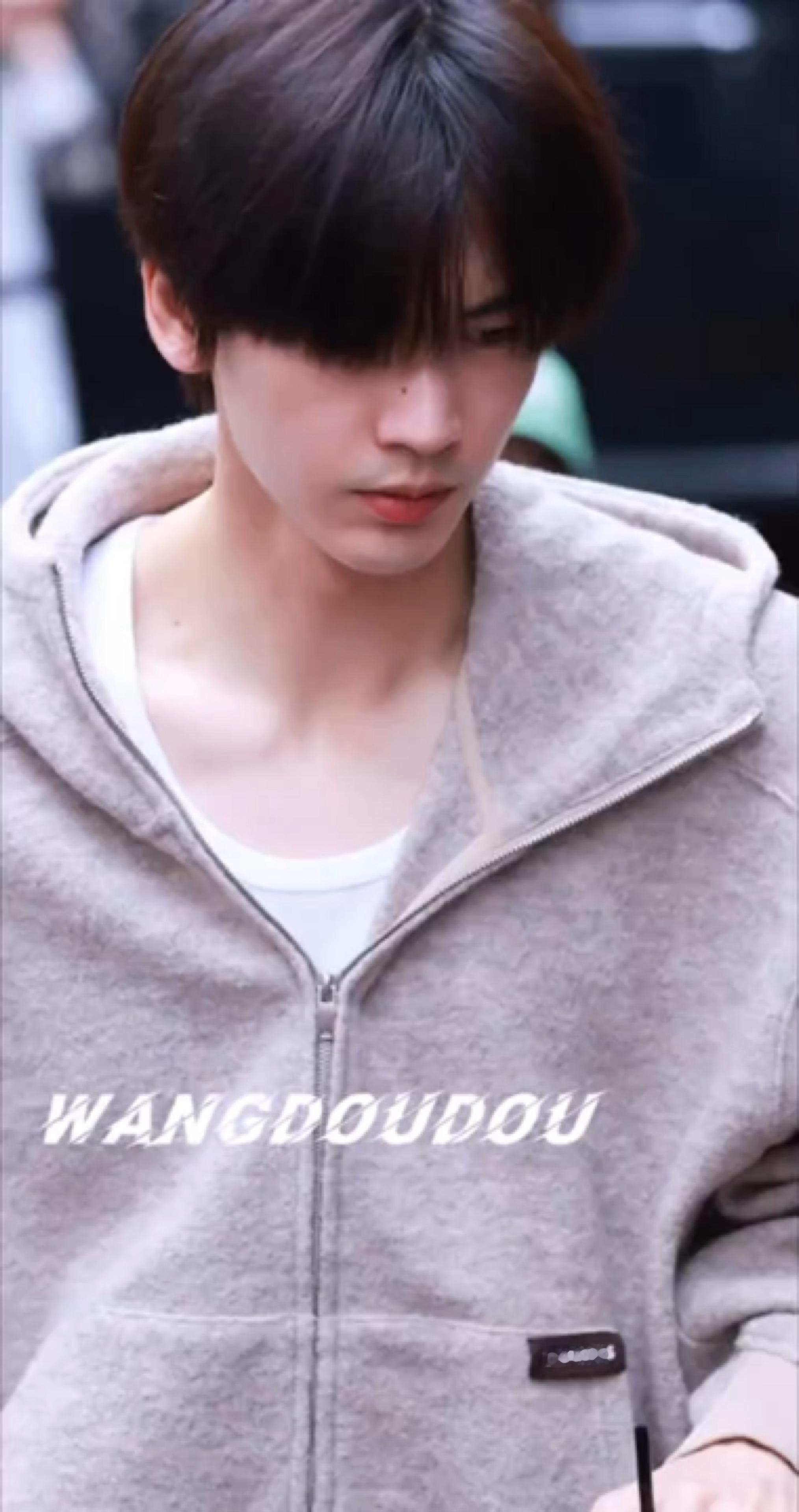 张凌赫归鸾上班路透，全素颜状态。顺毛造型搭配淡淡的胡茬，清爽反差感真的爱了！张凌