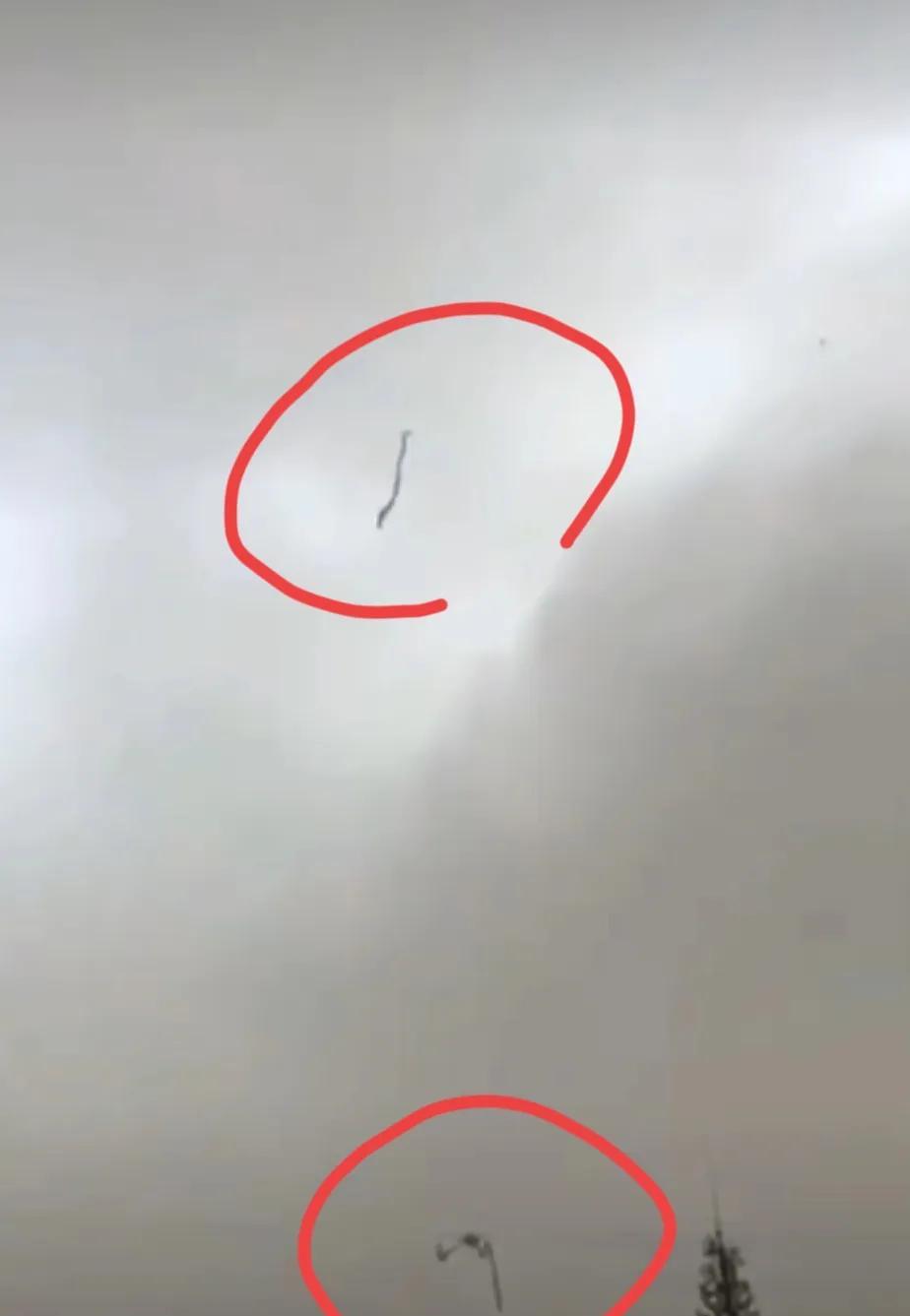 破案了！西安上空出现的不是什么所谓的“龙”，只是大风不知把谁家大棚给吹天上了