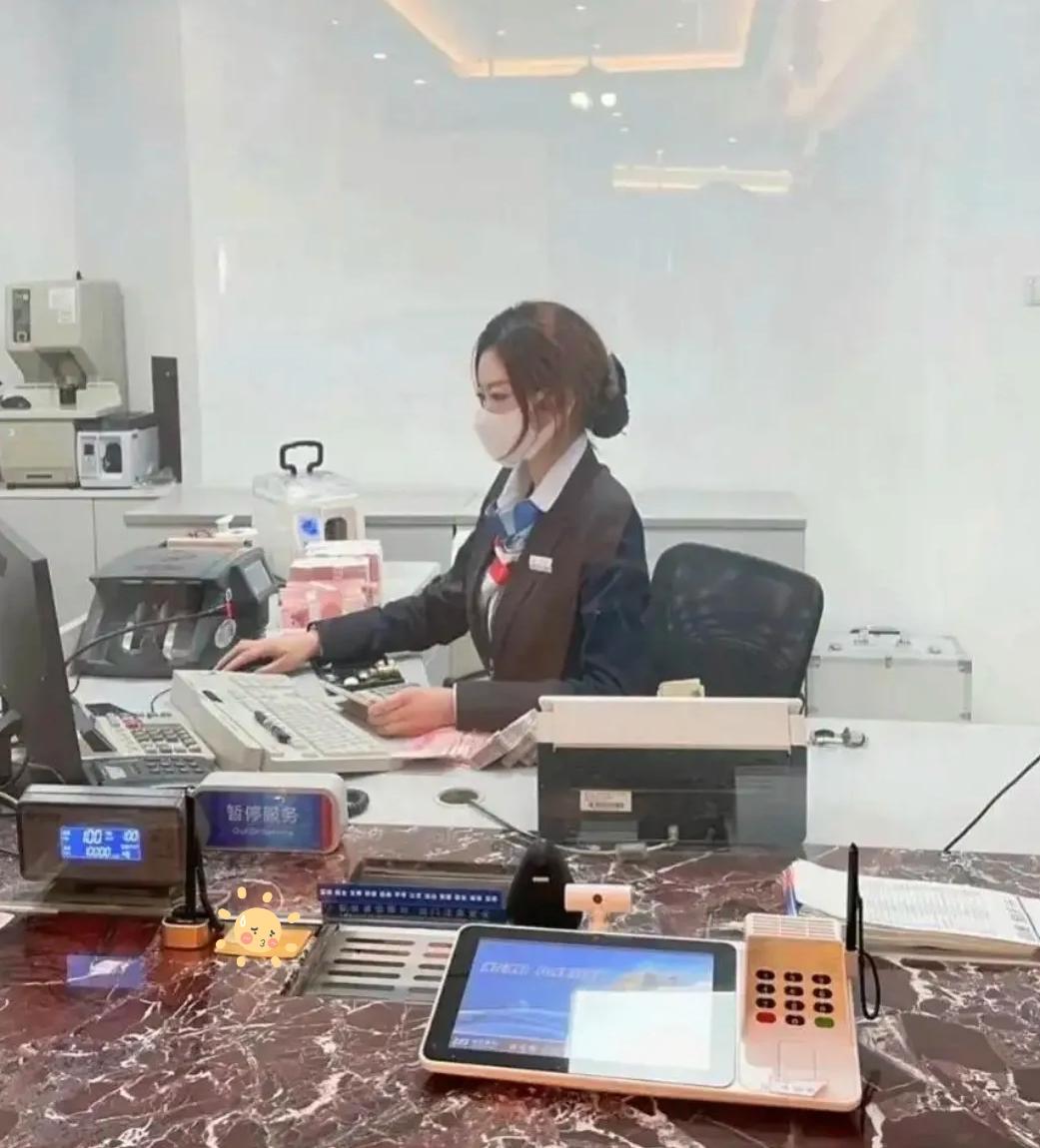 我哥和嫂子都在银行工作，他们总在家族群里反复提醒大家：去银行存钱，不管是存10