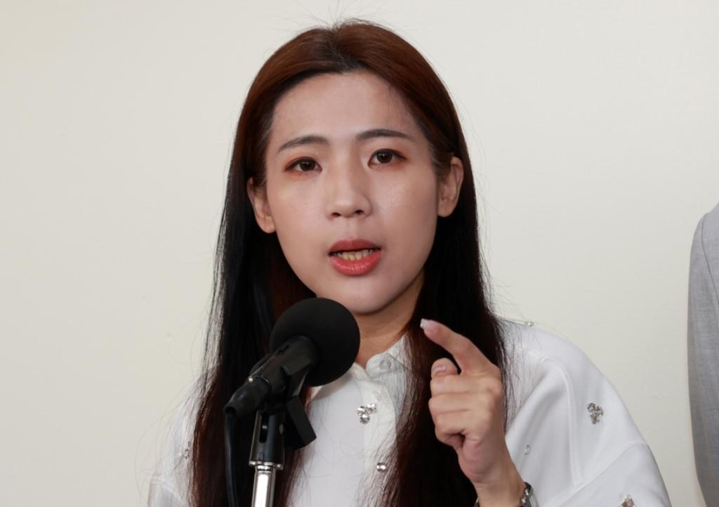 国民党“立委”徐巧芯8月19日公开批评行政院多次拒副署立院三读法令。徐巧芯指出