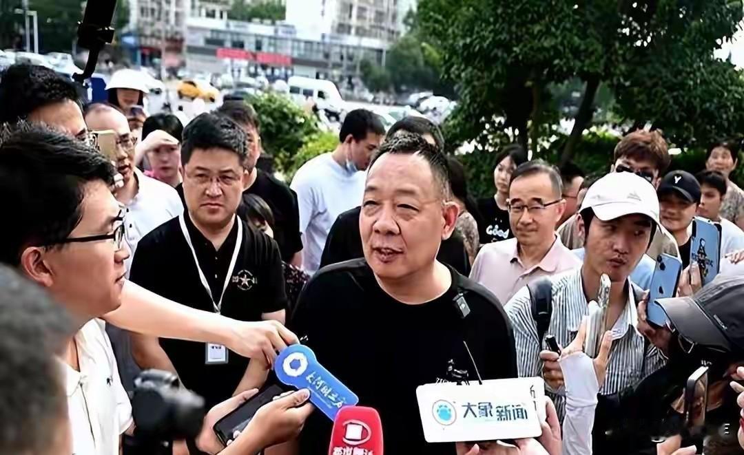 胖东来“斩杀”12年老员工！于东来是真佛，还是酷吏？震撼整个商界的一幕发生了