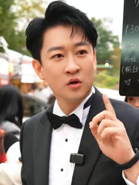 相声教育家马贵荣支持曹云金扳倒德云社！昨天马贵荣直播时表示:曹云金的翻红，让我看