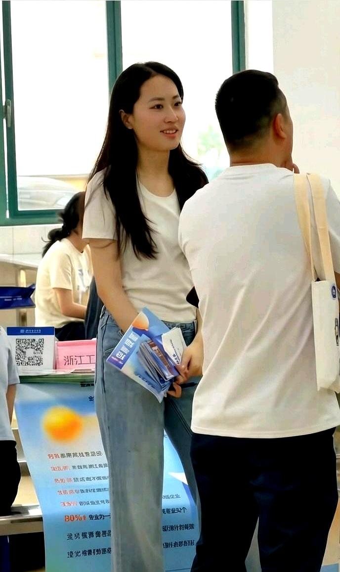 刷到“浙商大陶老师”被全网找时，手就痒，几乎要买票奔去招生现场。谁知道现场还在