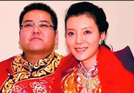 2012年，车晓与120亿身家的丈夫闹离婚时，一向抠门的她，把母亲王丽云带到一家
