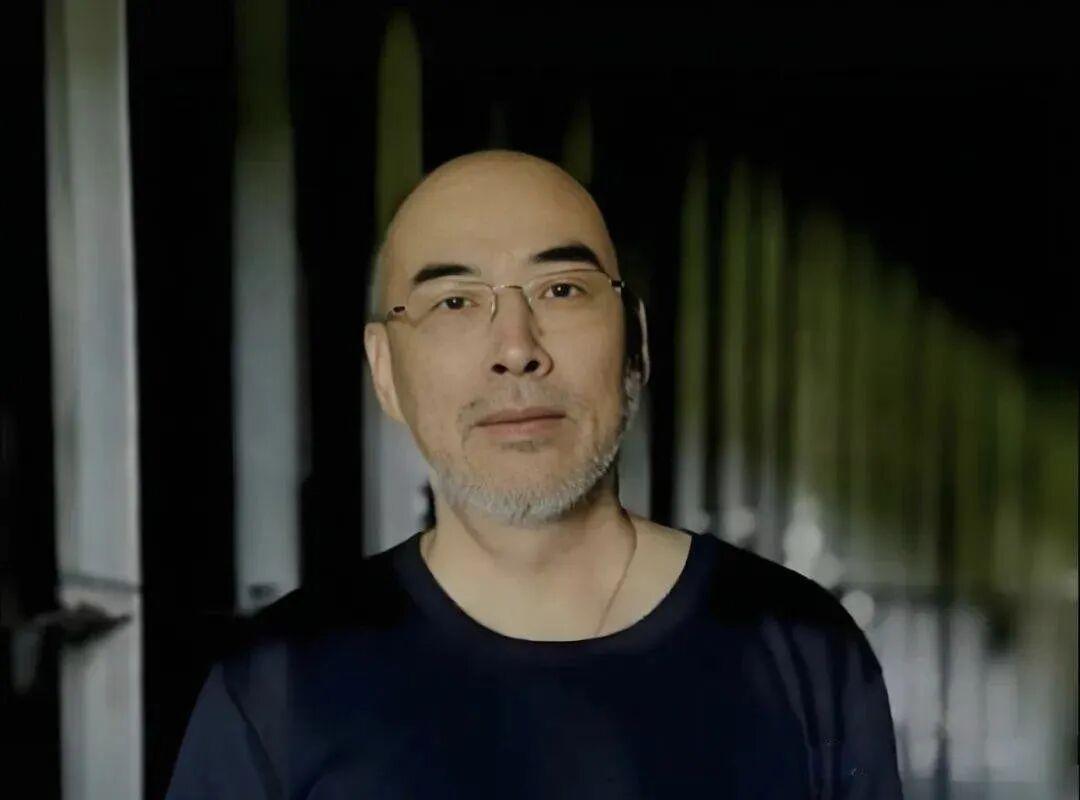 特意查了一下陆挺兄妹的背景，不查不知道，妹妹陆昂是嘉德创始人前妻，哥哥陆挺是