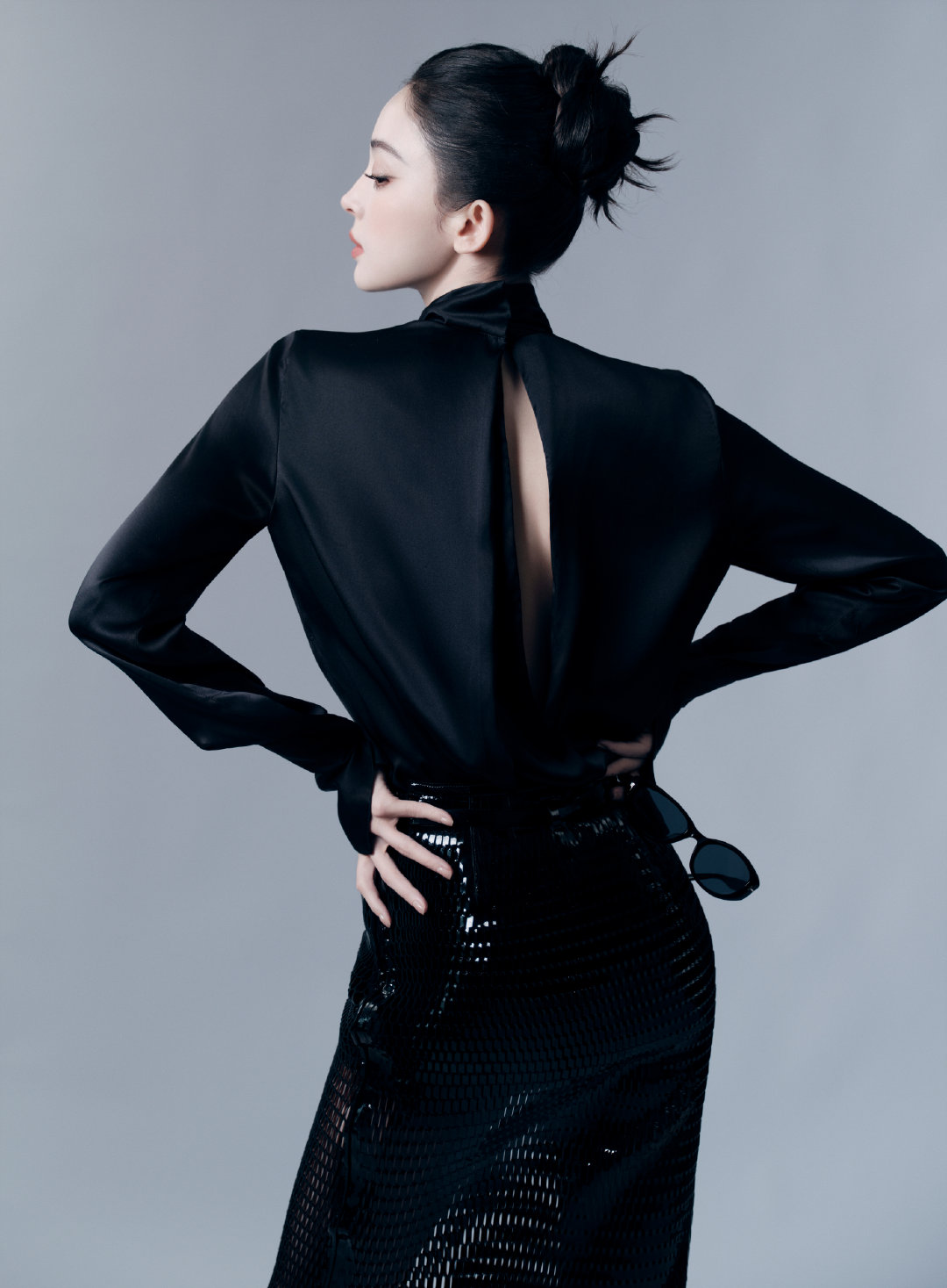 TF绝色之夜顶级名利场永远可以相信的红毯状态。黑裙造型优雅而不失个性，灵动活