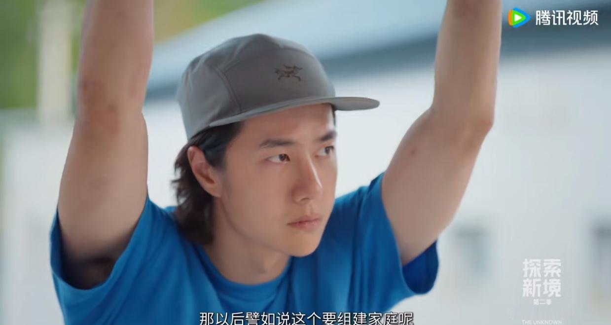 周鹏老师一句催婚砸过来。王一博瞳孔骤缩。全场静了半秒。他喉结动了动。“没