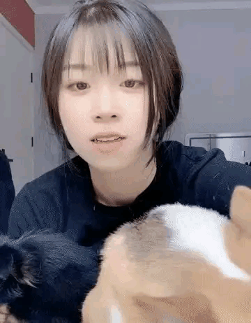 这美女胆子真大，也不怕被误伤，要是被咬到可就惨了[捂脸哭]