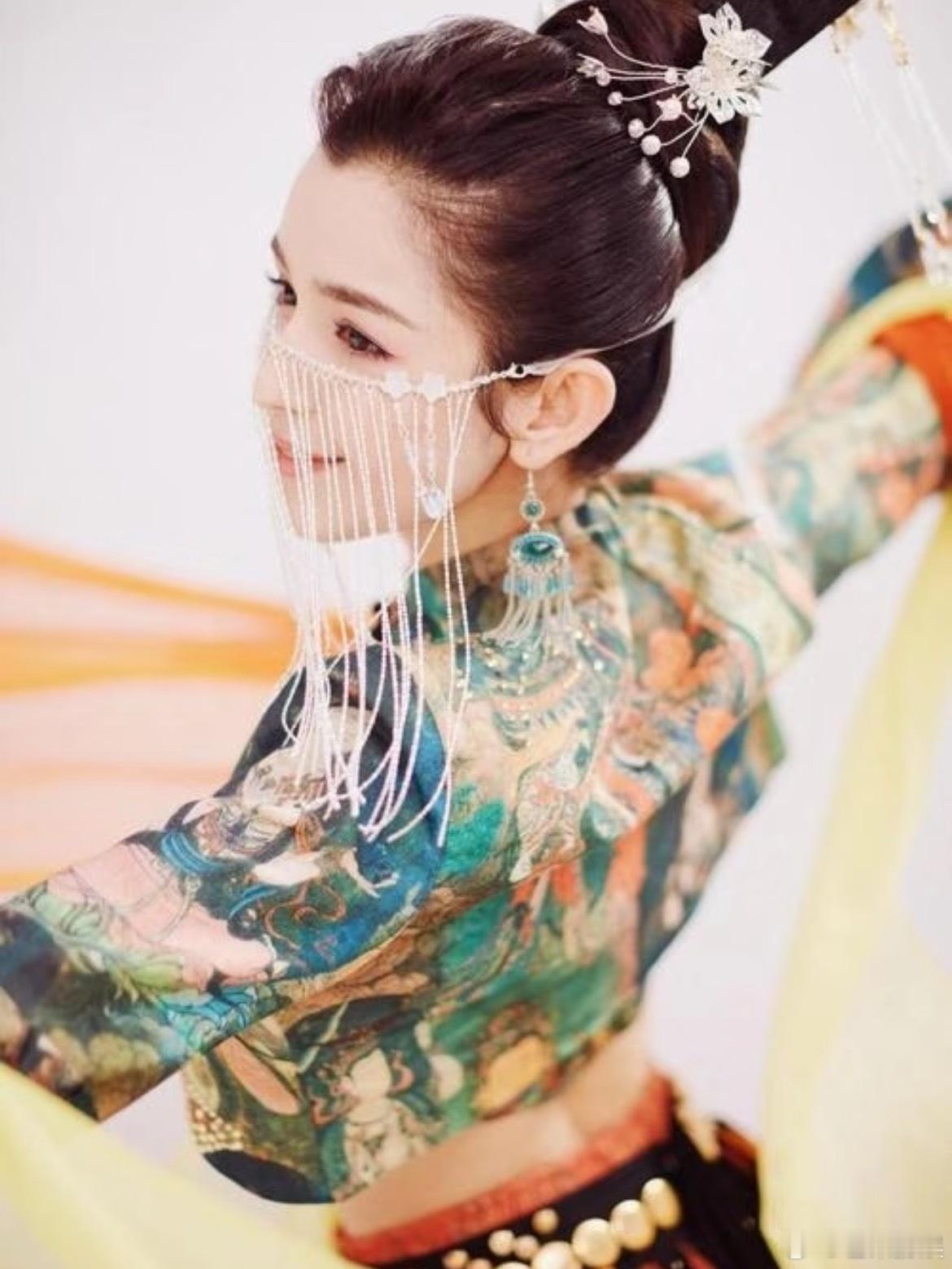 郝蕾为哈妮克孜发声哈妮克孜被质疑颜值？拜托，当年敦煌舞惊艳全网的时候怎么没人说！