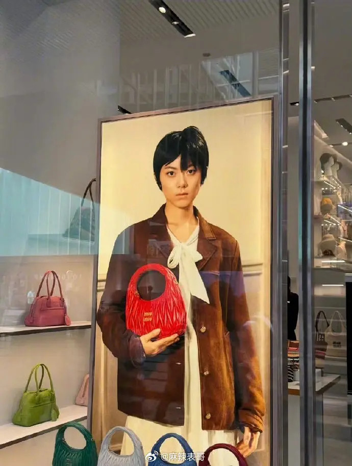 不是很懂MiuMiu的恶趣味，品牌定位不是叛逆千金风吗？地广怎么拍成了难民风