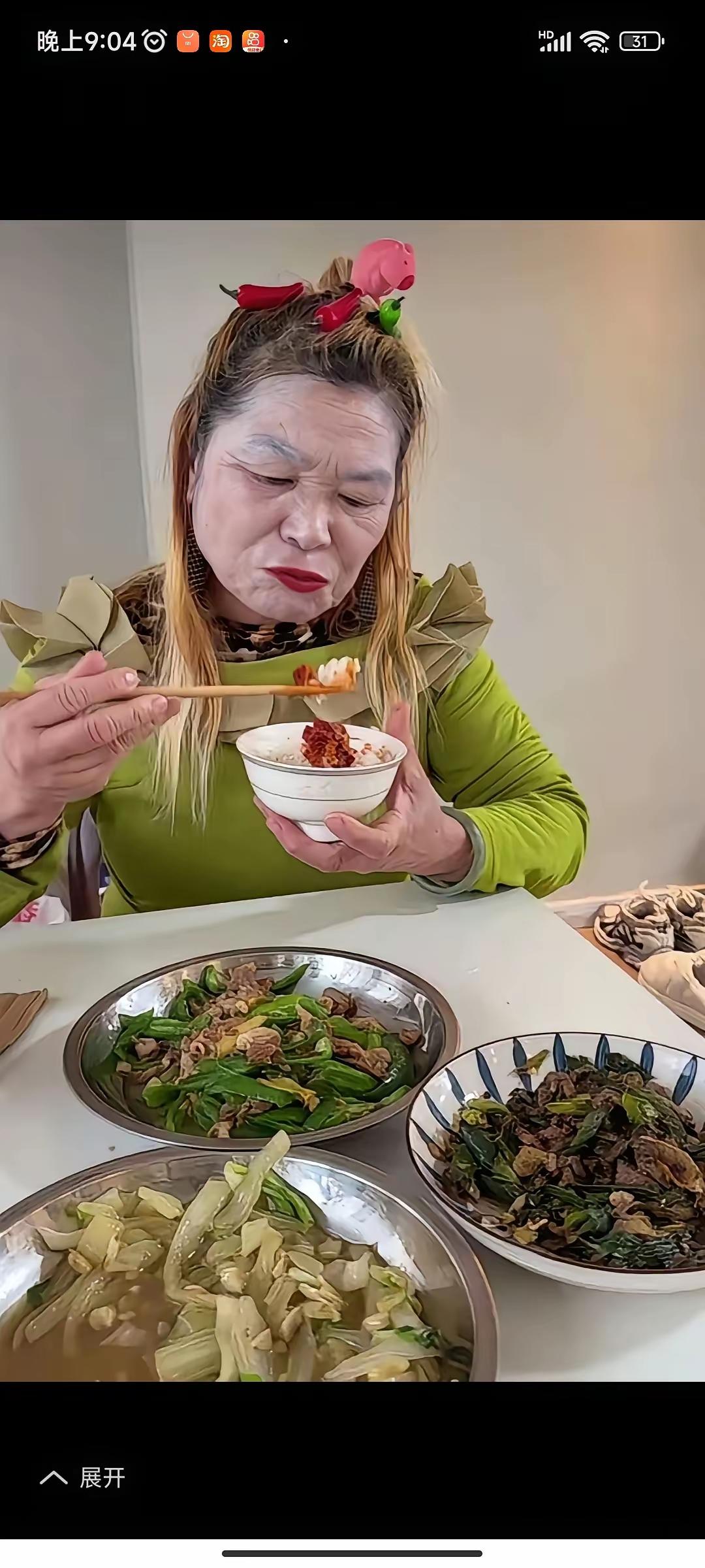 一张白得发僵的老脸，一头枯焦的黄发，头上还别着艳红的发夹，瞧着说不出的违和，浑身