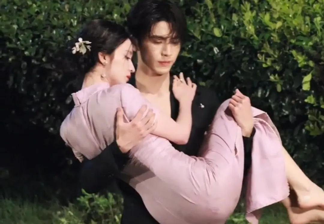 172的王楚然在192的张凌赫怀里也显得好娇小～，张凌赫好绅士啊，还抱着等女主穿