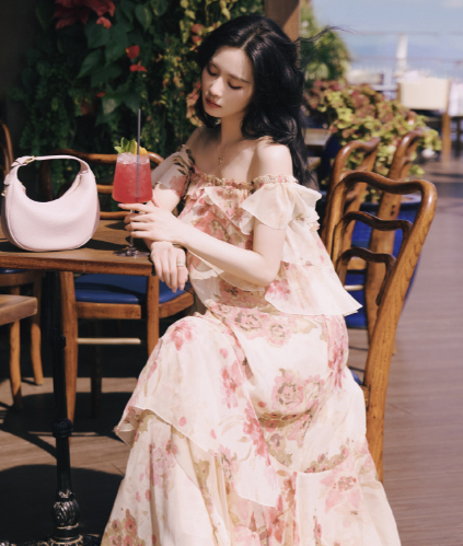 刘诗诗印花露肩长裙造型尽显芬芳清爽甜美