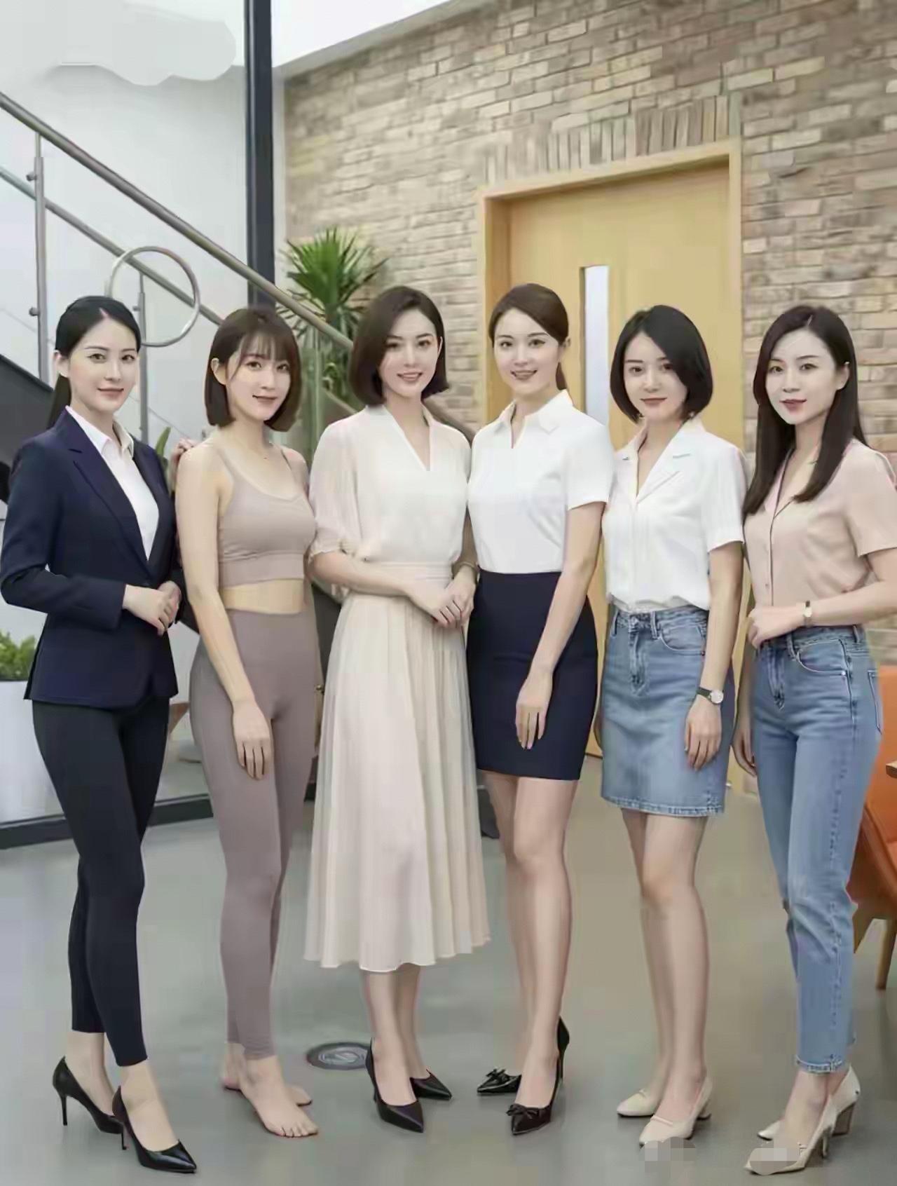 六姐妹，站中间的两位气质更好。