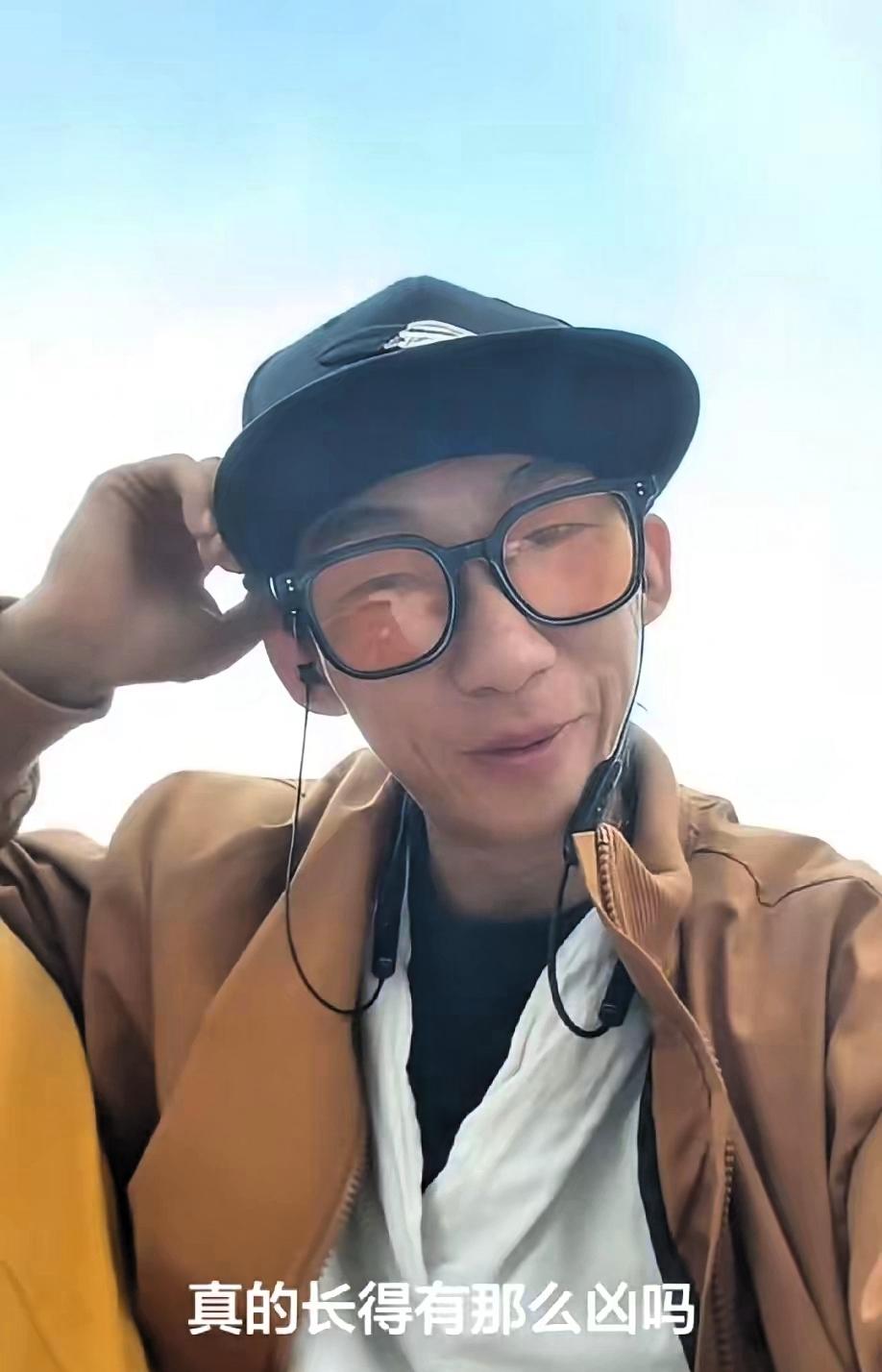 婴儿在车厢里撕心裂肺的哭了20分钟，男子忍无可忍，放下手机朝婴儿走过去，他没有表