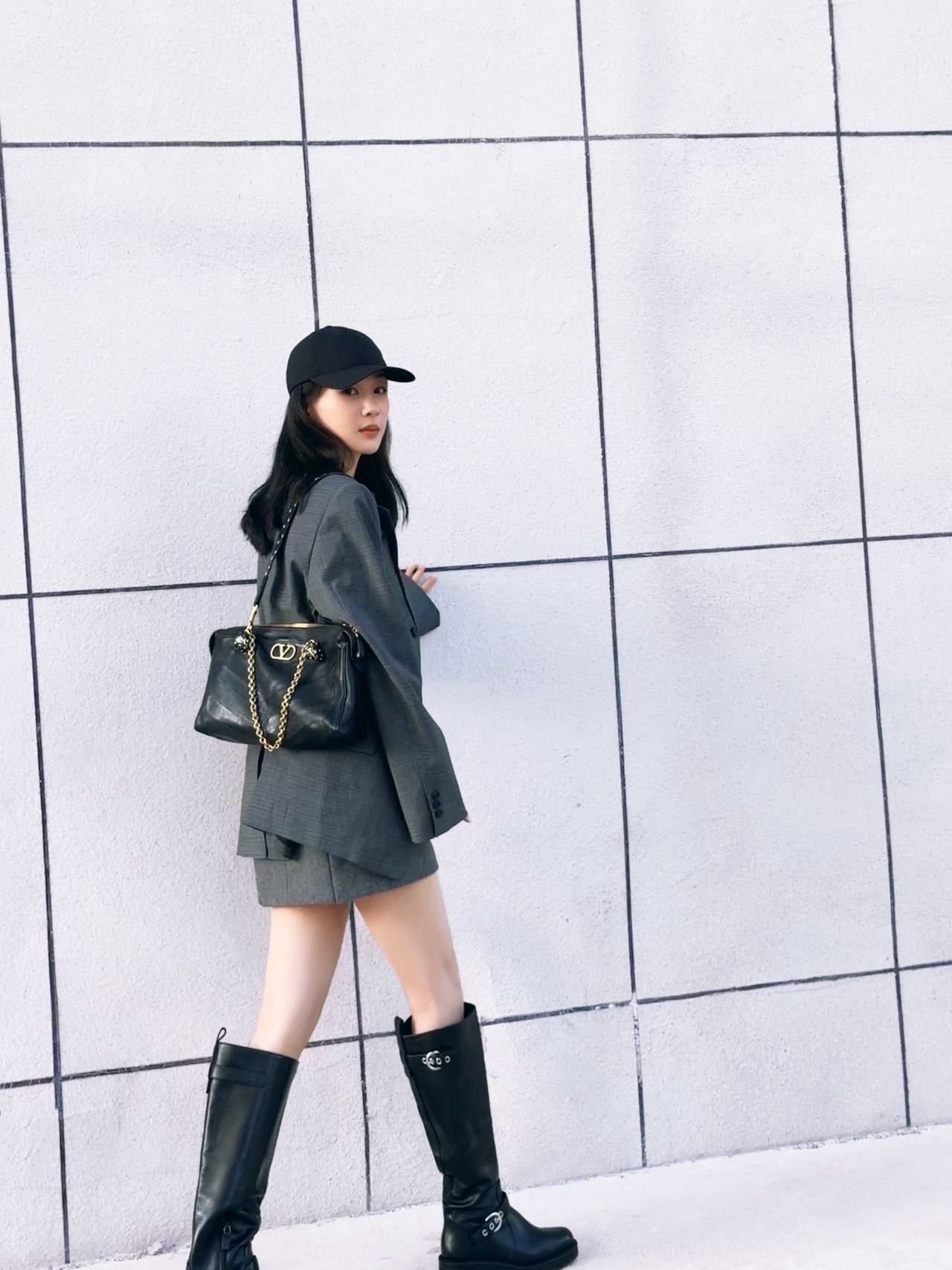 杨紫格雷系私服穿搭杨紫这身格雷系私服。整体以灰色为基调，叠加同色系层次。打破灰