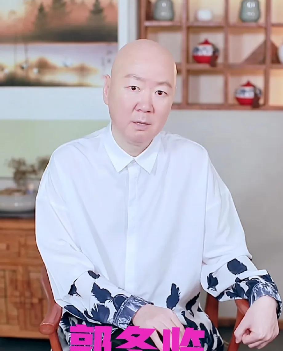 郭冬临大叔，你不要再开美颜了，真不好看，你的脸和头因为美颜的关系显得太白了，像是
