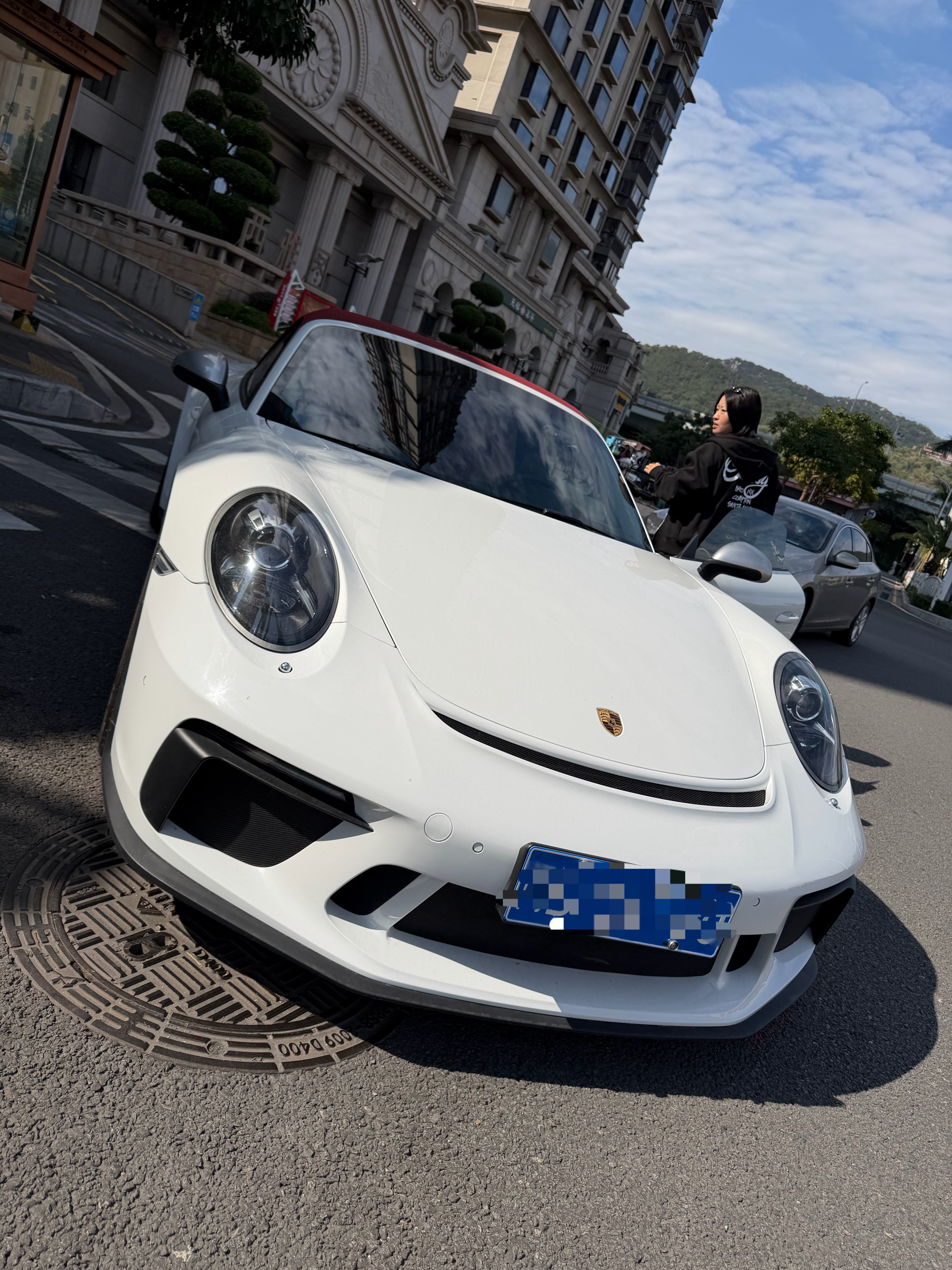 我大学最好的朋友提了个911说这几天给我在厦门开我一看擦！怎么和我老板车这么