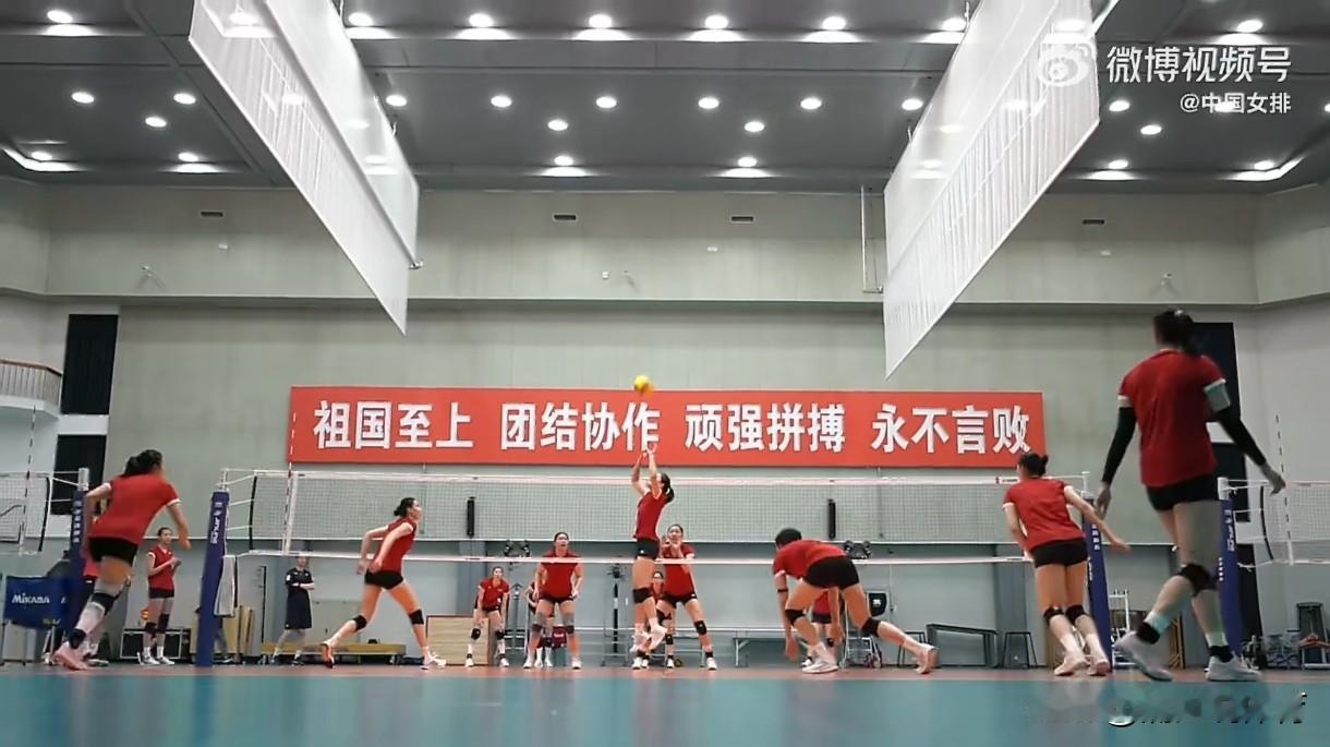 刁琳宇归队意义已逐步具象化。中国女排官方发布一则训练花絮，刁琳宇跳传，小将金佳宝