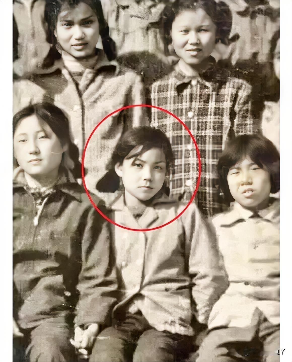 这是1980年，女孩与初中同学的合影。当年在同学中鹤立鸡群的她，如今已是家喻户晓