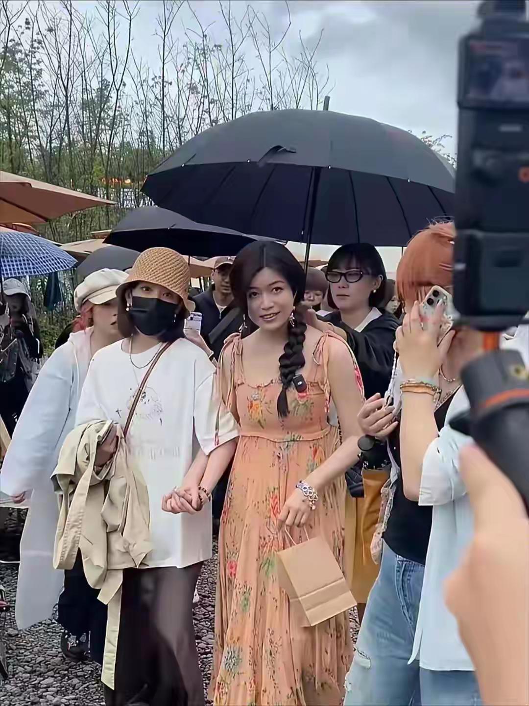 他们说这个是路人抓拍的陈妍希，我不信，一点都不像啊。