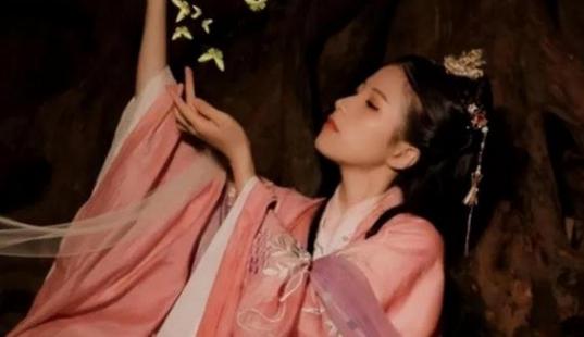 “如果你能对出下联，我就嫁给你。”古时，一寡妇出上联：“野花不种年年有”，秀才思