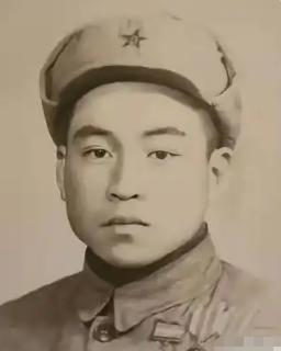 1951年，朝鲜战地上，一名17岁的志愿军战士被抓住了。两名美国士兵押着他，打算