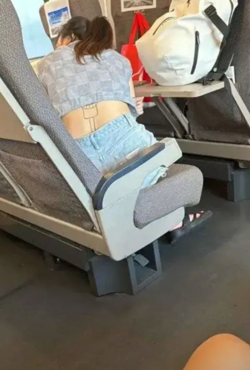 这妹子是纹了个落地扇吗