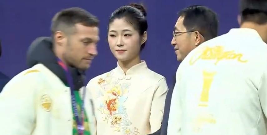 北京国安颁奖台上唯一情绪落寞的人！北京国安时隔七年圆梦捧得足协杯，全队身穿领奖