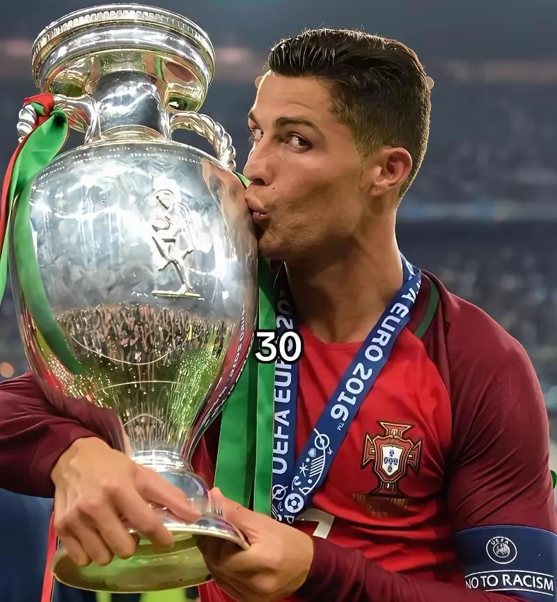 世界杯八强战，桑托斯把C罗摁在板凳。葡萄牙回家，球迷哭成一片。48小时后，他