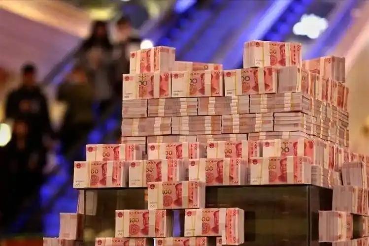 你听到“政府债破100万亿”会慌吗？先别急。其实化债红利，最终会落到我们
