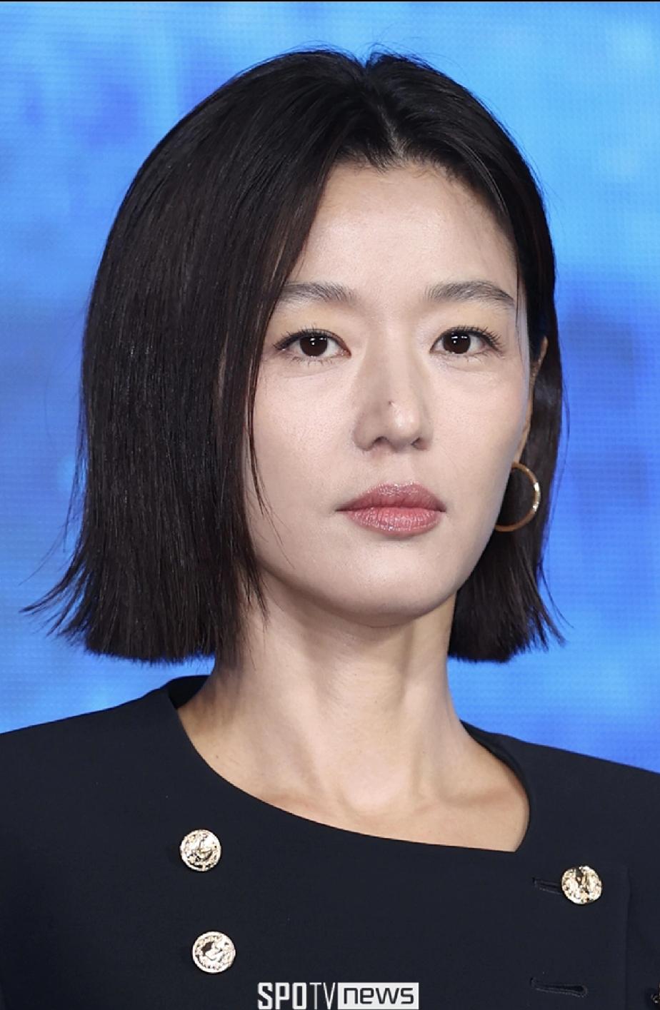 全智贤虽然老成这副模样了，但是腹肌太抢镜了！四十多岁的女人要练出这样的腹肌，