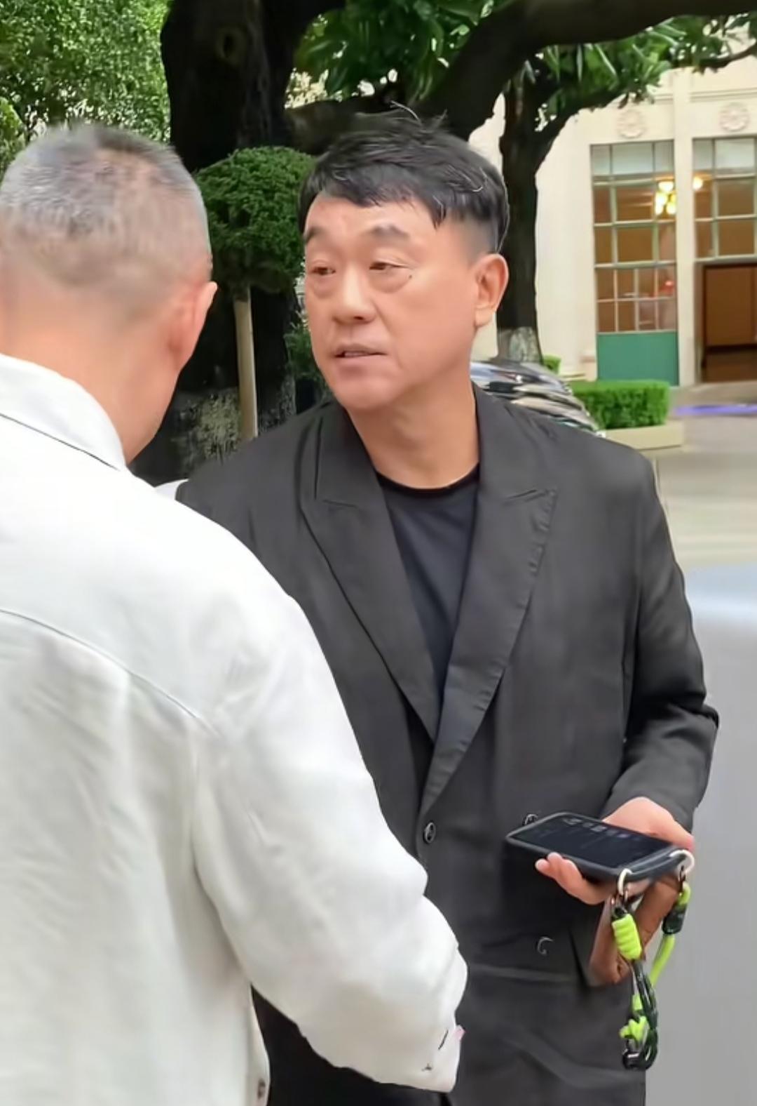 演员何冰说，第一次去丈母娘家，妈妈嘱咐他，去了以后，要好好和丈母娘聊聊。