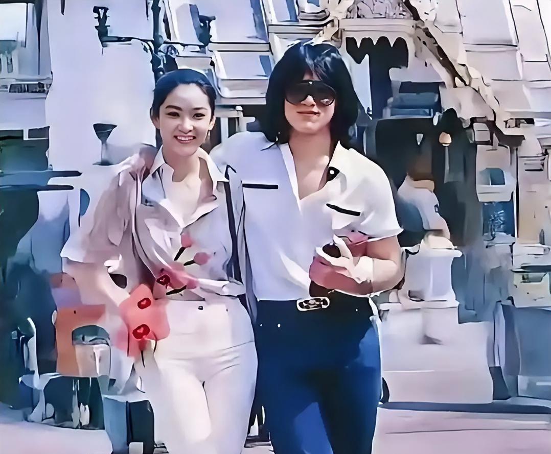 1979年，林青霞与成龙同游泰国，这是他们俩在泰国街头的留影。从照片看，成龙与林