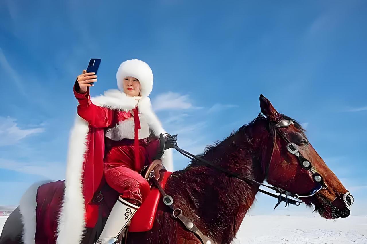 今天全网都在搜索她的照片。那个永远留在观众心目中、在雪地草原上驰骋骏马着一袭红衣