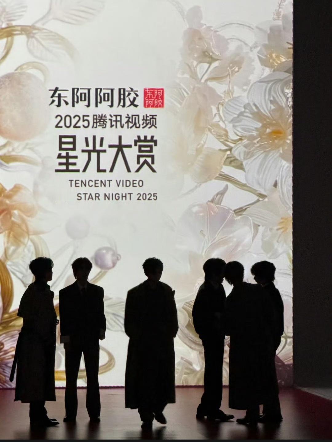 时代少年团红毯炸了炸了这波红毯造型太懂粉丝心！从面料选择到刺绣设计都藏着巧思，