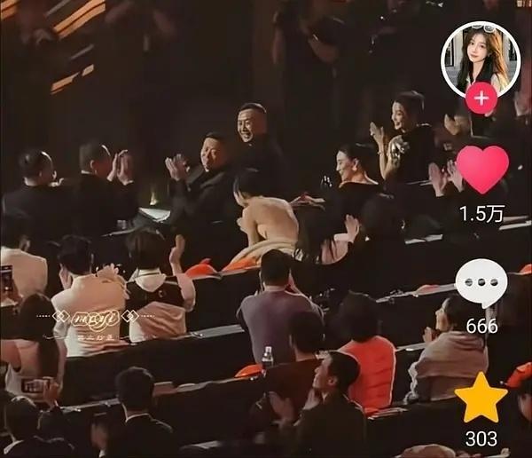 才发现赵丽颖去年vbzy是坐在ceo后面